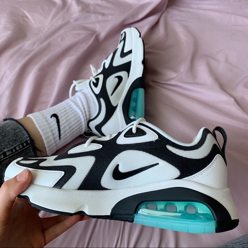 NEW NIKE AIR MAX 200 IN BLACK & WHITE & GREEN